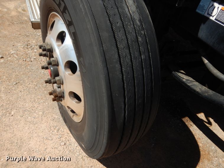 image for item ET9194 2019 Peterbilt 579  semi truck