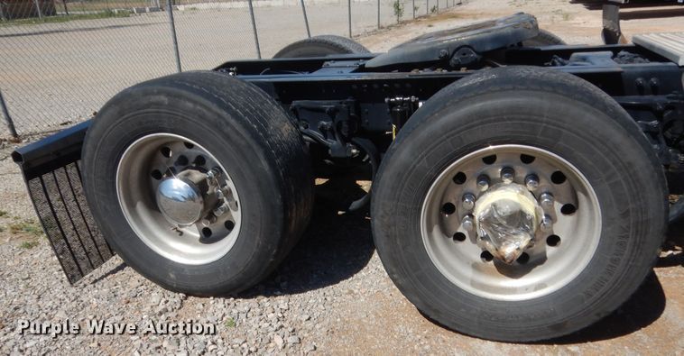 image for item ET9194 2019 Peterbilt 579  semi truck