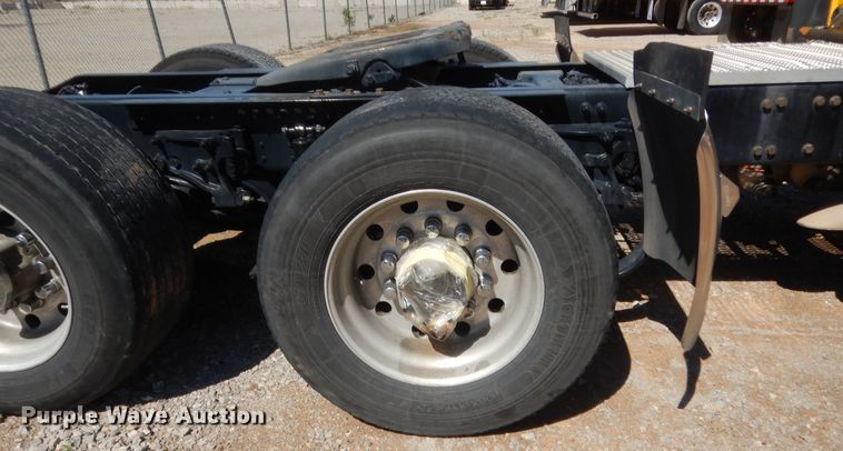 image for item ET9194 2019 Peterbilt 579  semi truck