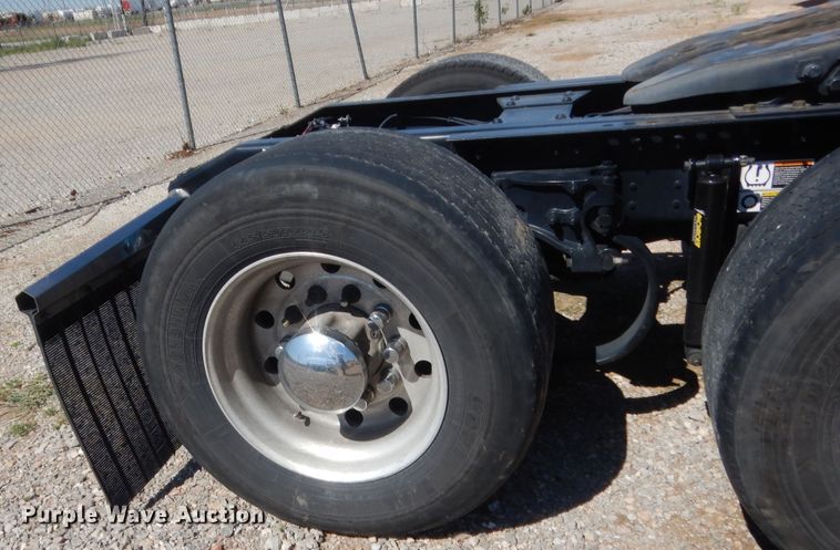 image for item ET9194 2019 Peterbilt 579  semi truck