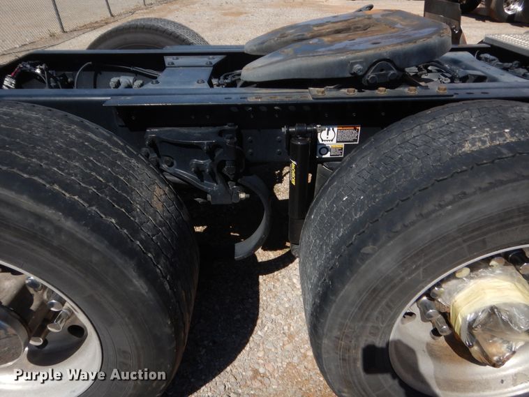 image for item ET9194 2019 Peterbilt 579  semi truck