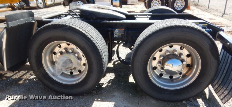 image for item ET9194 2019 Peterbilt 579  semi truck