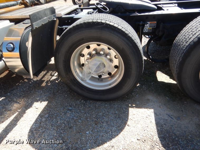 image for item ET9194 2019 Peterbilt 579  semi truck