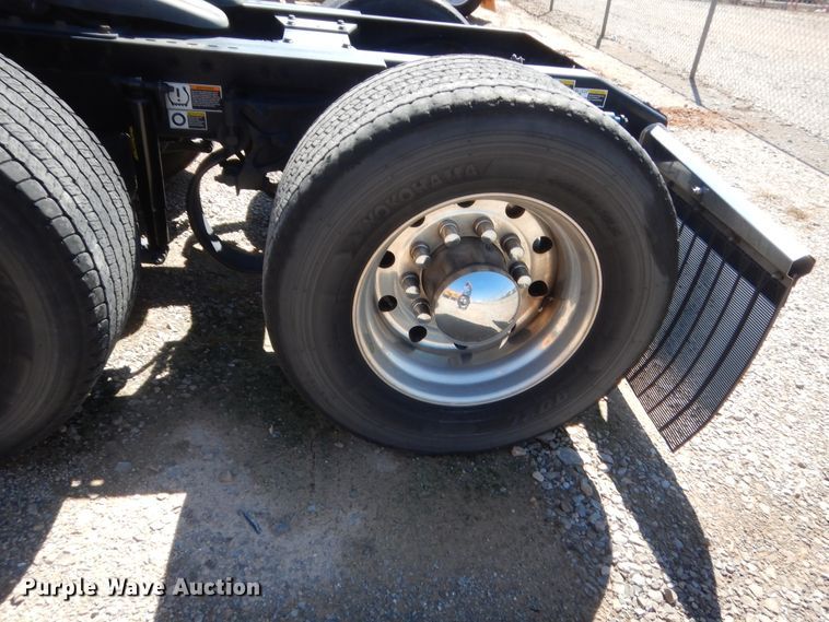 image for item ET9194 2019 Peterbilt 579  semi truck