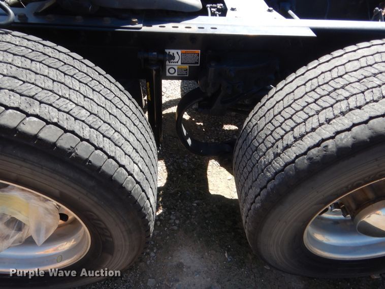 image for item ET9194 2019 Peterbilt 579  semi truck