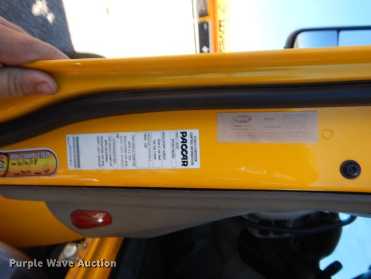 image for item ET9194 2019 Peterbilt 579  semi truck