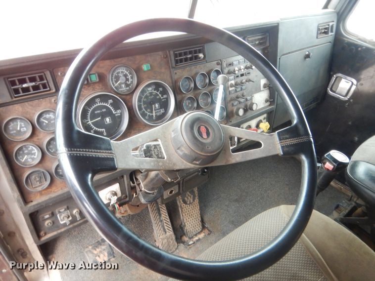 image for item ET9205 1985 Kenworth W900  semi truck