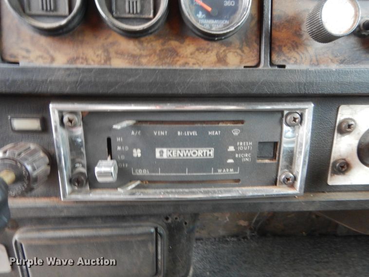 image for item ET9205 1985 Kenworth W900  semi truck