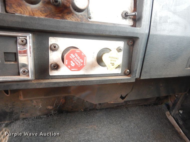 image for item ET9205 1985 Kenworth W900  semi truck