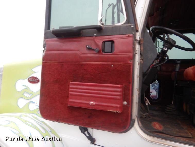 image for item ET9207 1993 Peterbilt 378  semi truck