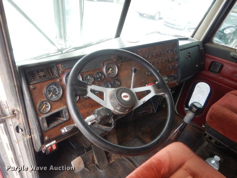 image for item ET9207 1993 Peterbilt 378  semi truck