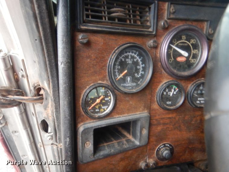 image for item ET9207 1993 Peterbilt 378  semi truck