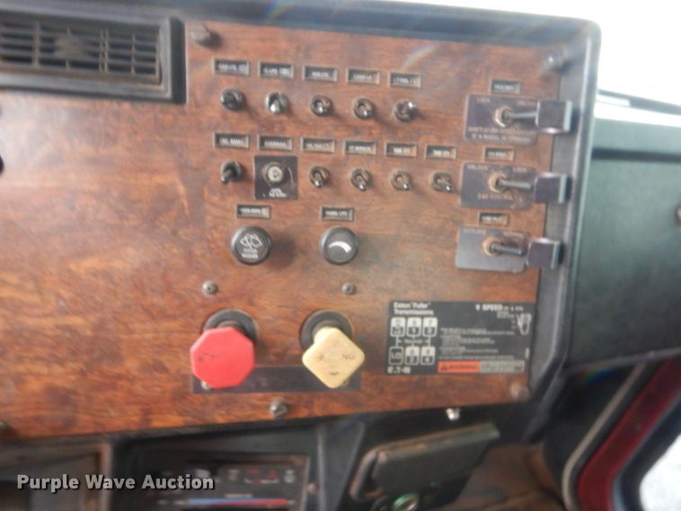 image for item ET9207 1993 Peterbilt 378  semi truck