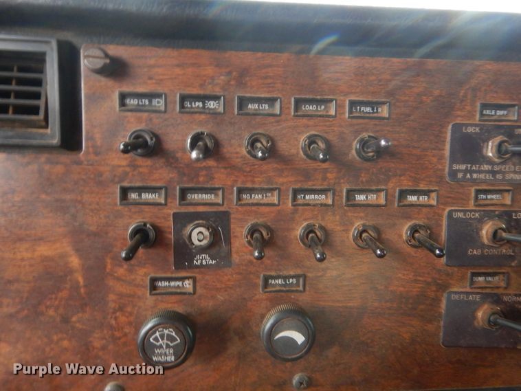 image for item ET9207 1993 Peterbilt 378  semi truck