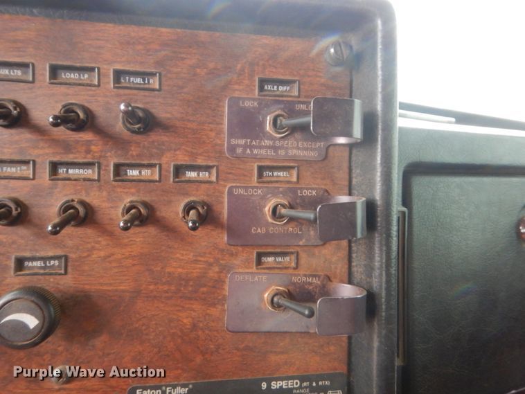 image for item ET9207 1993 Peterbilt 378  semi truck