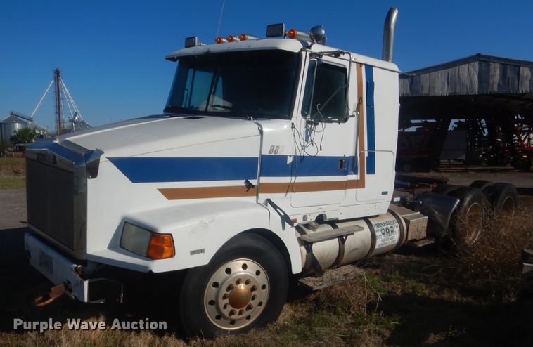 image for item ET9235 1989 White GMC WIA  semi truck