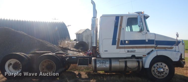 image for item ET9235 1989 White GMC WIA  semi truck