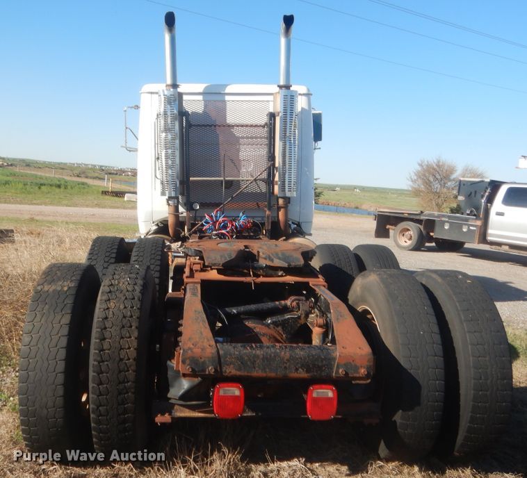 image for item ET9235 1989 White GMC WIA  semi truck