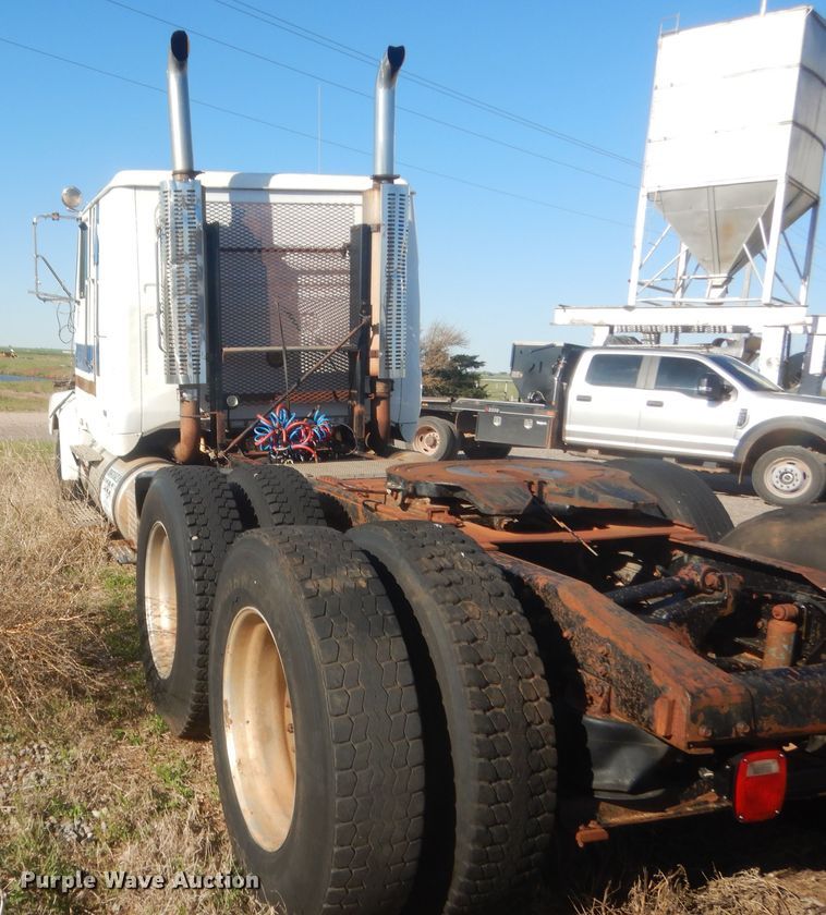 image for item ET9235 1989 White GMC WIA  semi truck