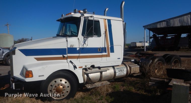 image for item ET9235 1989 White GMC WIA  semi truck