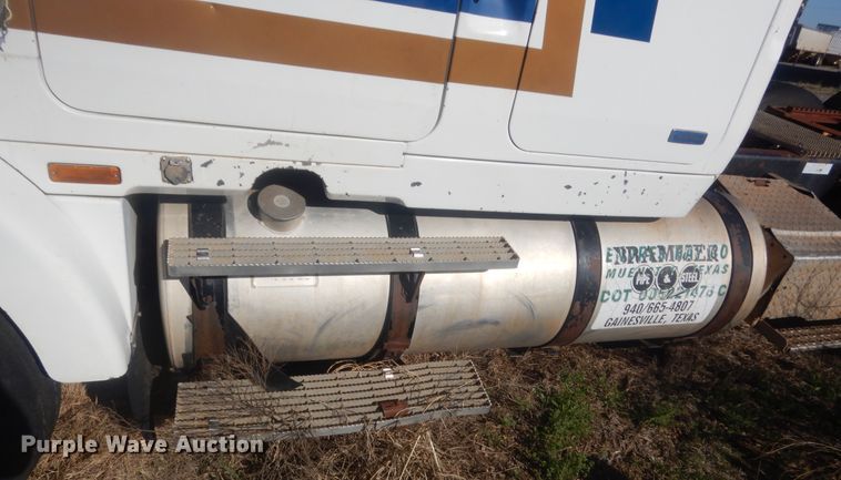 image for item ET9235 1989 White GMC WIA  semi truck