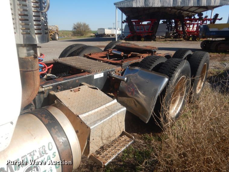 image for item ET9235 1989 White GMC WIA  semi truck