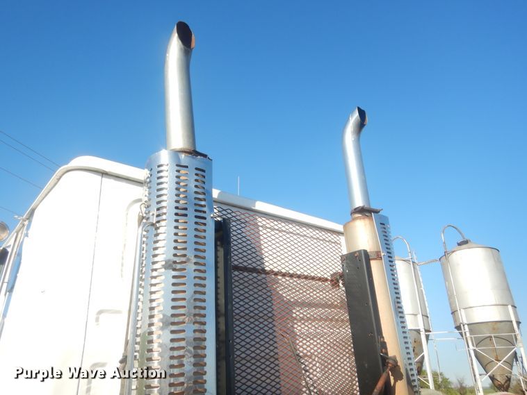 image for item ET9235 1989 White GMC WIA  semi truck