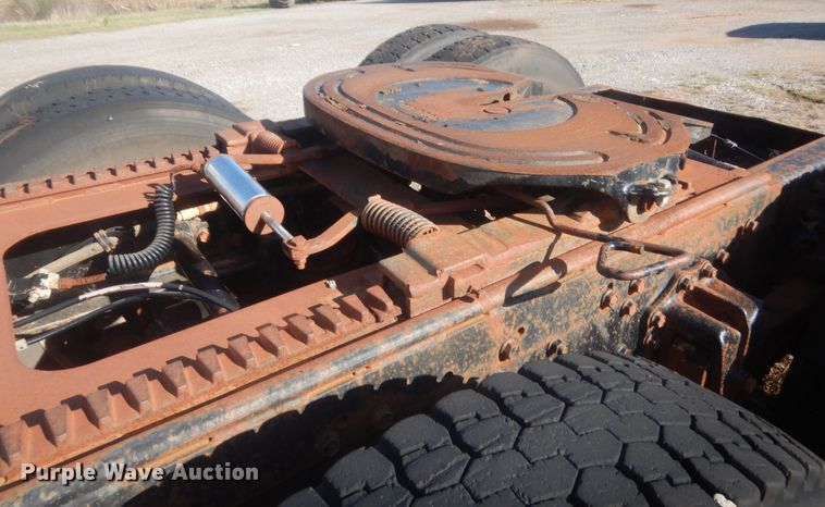 image for item ET9235 1989 White GMC WIA  semi truck