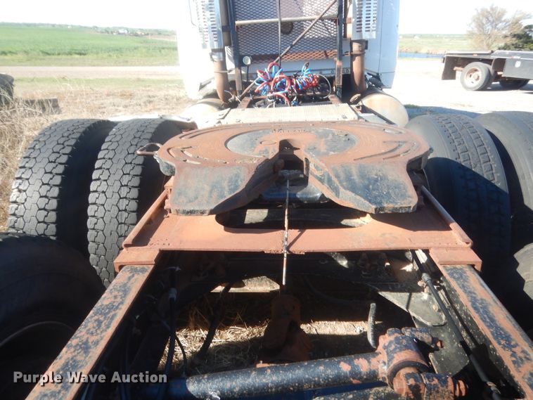 image for item ET9235 1989 White GMC WIA  semi truck