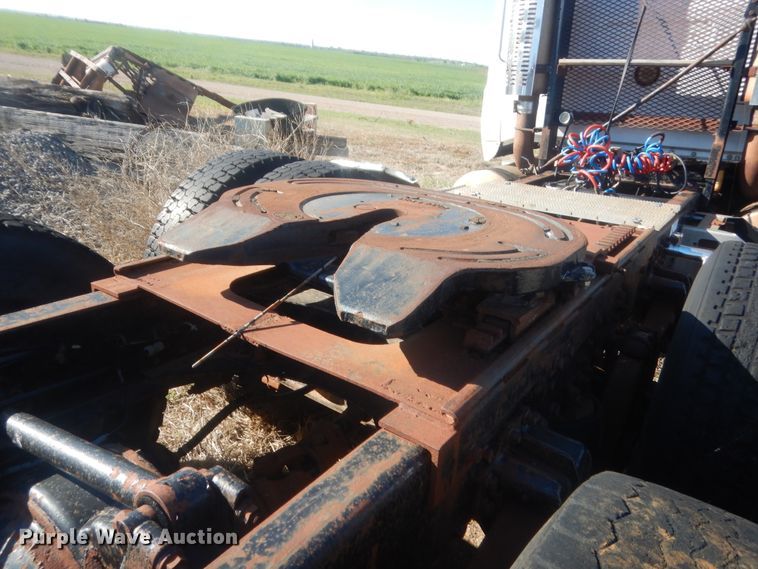 image for item ET9235 1989 White GMC WIA  semi truck