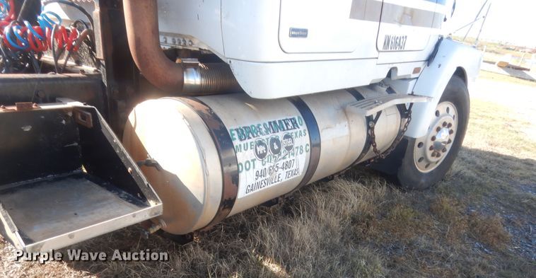 image for item ET9235 1989 White GMC WIA  semi truck