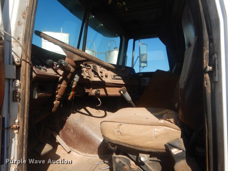 image for item ET9235 1989 White GMC WIA  semi truck