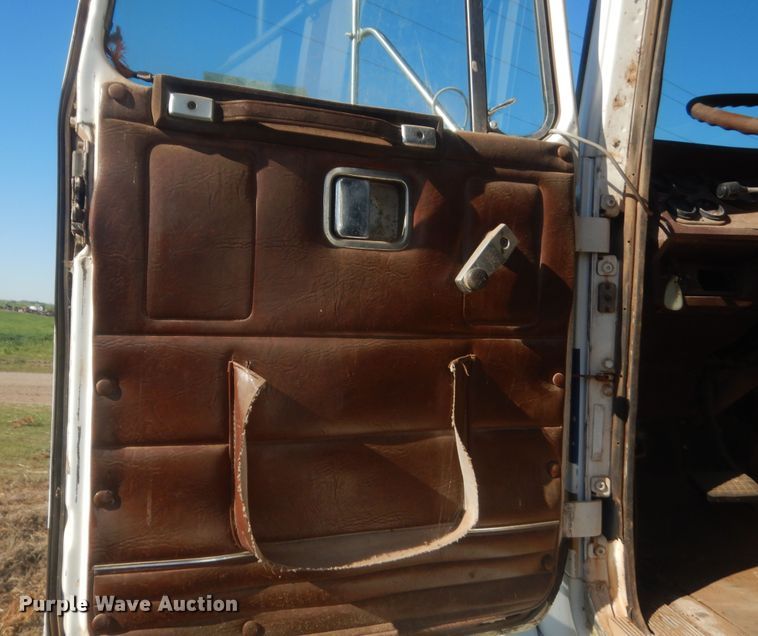 image for item ET9235 1989 White GMC WIA  semi truck