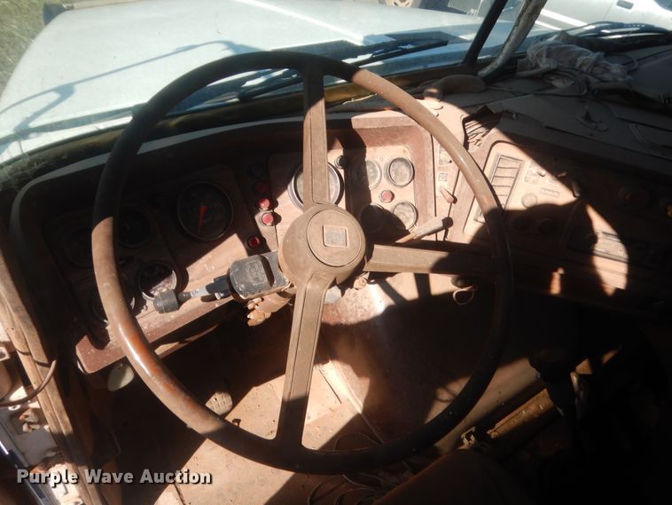 image for item ET9235 1989 White GMC WIA  semi truck