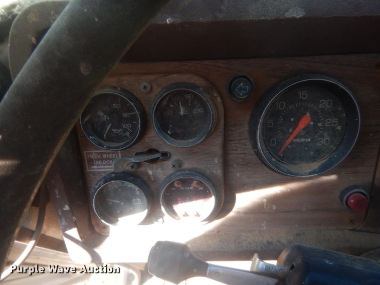 image for item ET9235 1989 White GMC WIA  semi truck