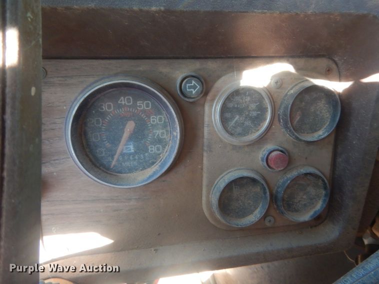 image for item ET9235 1989 White GMC WIA  semi truck