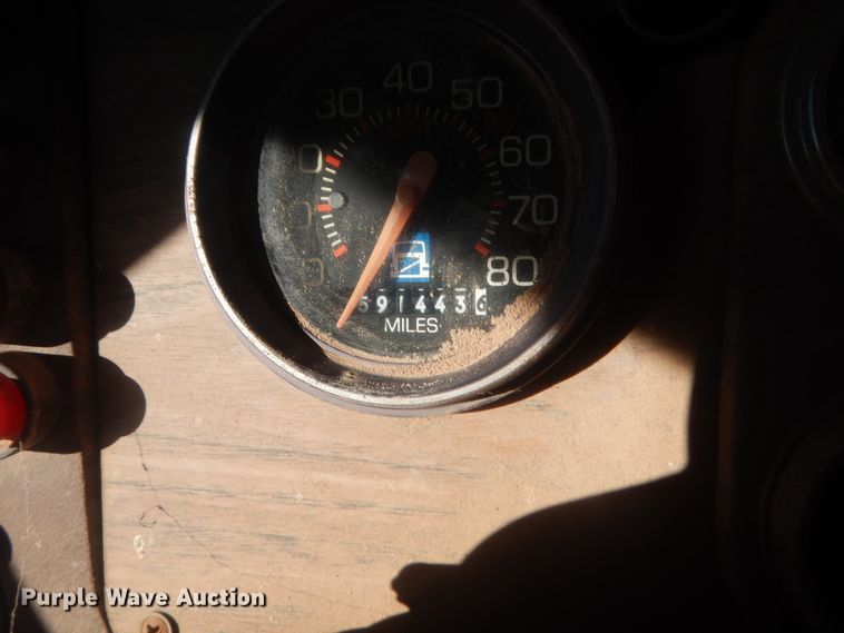 image for item ET9235 1989 White GMC WIA  semi truck