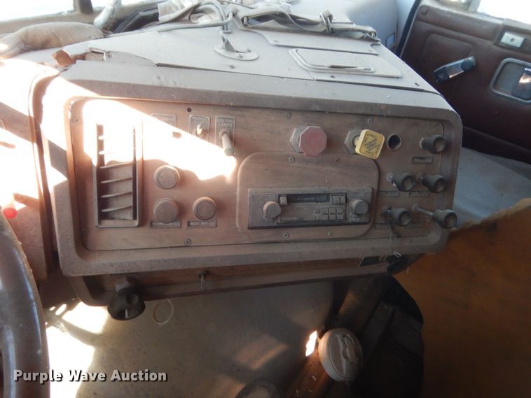 image for item ET9235 1989 White GMC WIA  semi truck