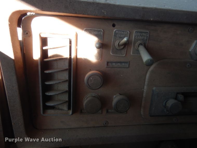 image for item ET9235 1989 White GMC WIA  semi truck