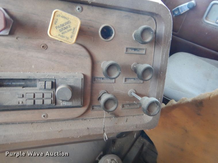 image for item ET9235 1989 White GMC WIA  semi truck