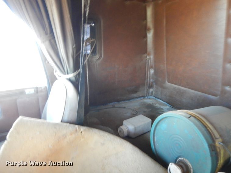 image for item ET9235 1989 White GMC WIA  semi truck