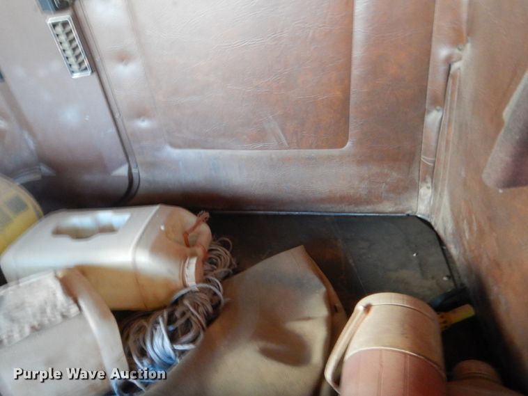 image for item ET9235 1989 White GMC WIA  semi truck