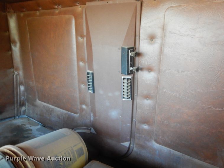 image for item ET9235 1989 White GMC WIA  semi truck