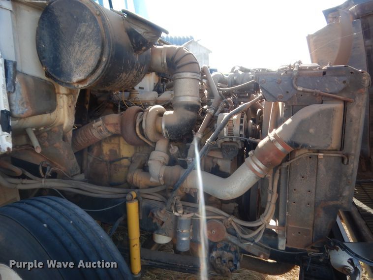 image for item ET9235 1989 White GMC WIA  semi truck