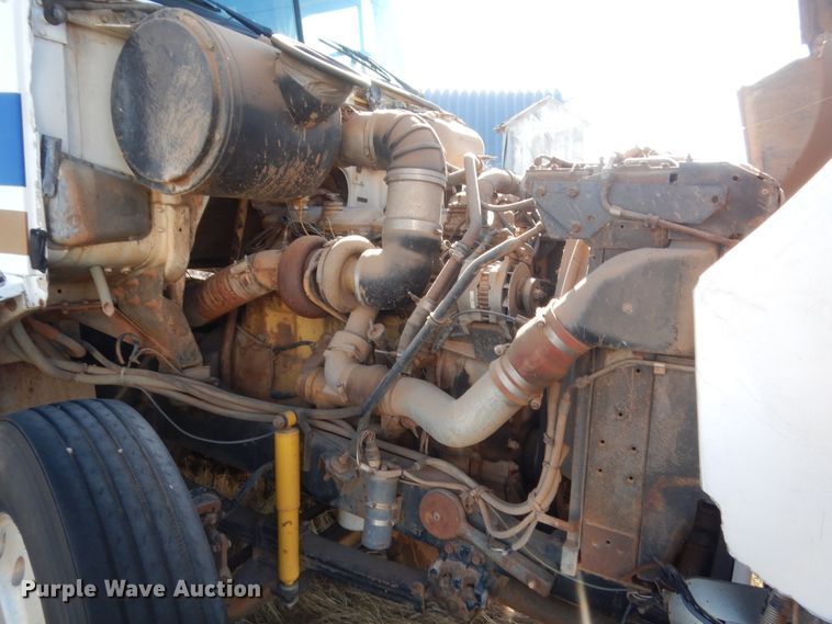 image for item ET9235 1989 White GMC WIA  semi truck