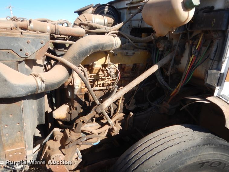 image for item ET9235 1989 White GMC WIA  semi truck