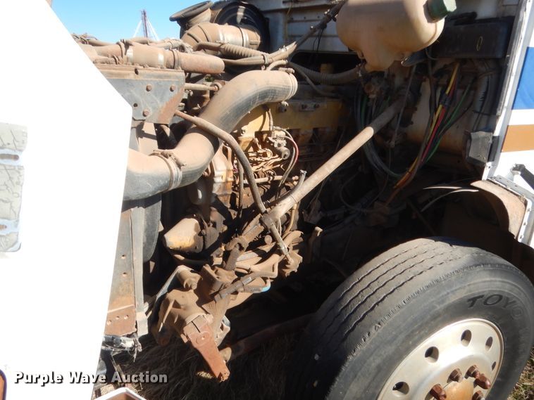 image for item ET9235 1989 White GMC WIA  semi truck