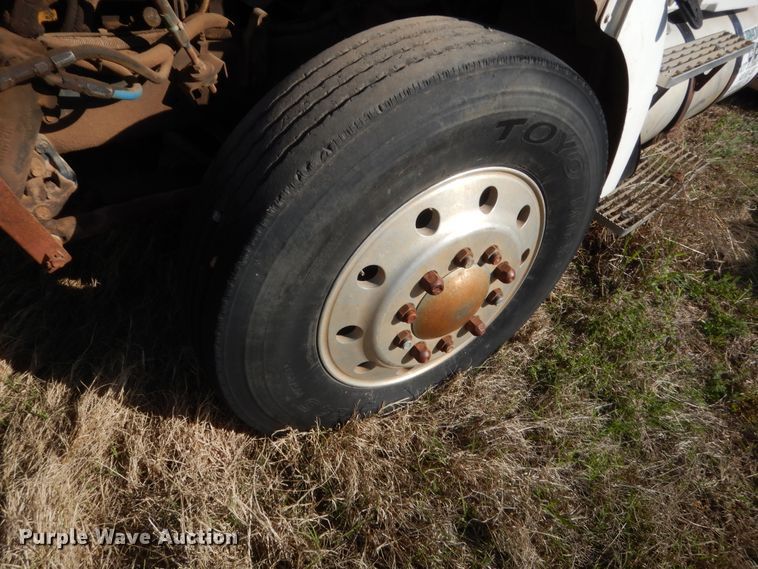 image for item ET9235 1989 White GMC WIA  semi truck