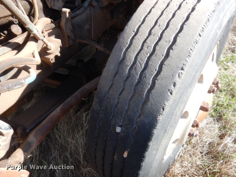 image for item ET9235 1989 White GMC WIA  semi truck