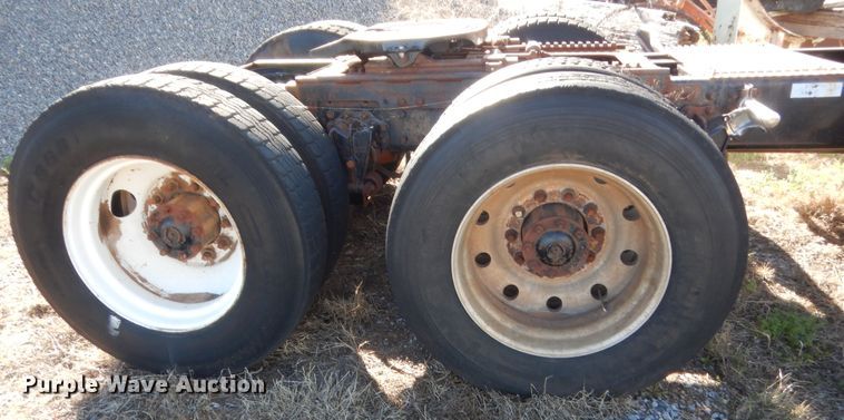 image for item ET9235 1989 White GMC WIA  semi truck